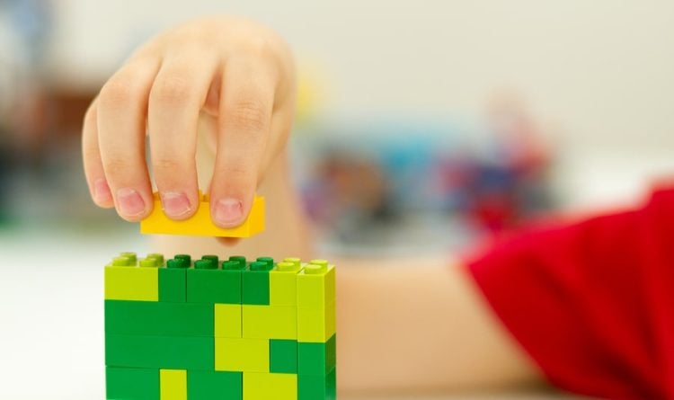 Enfant construisant avec des Lego