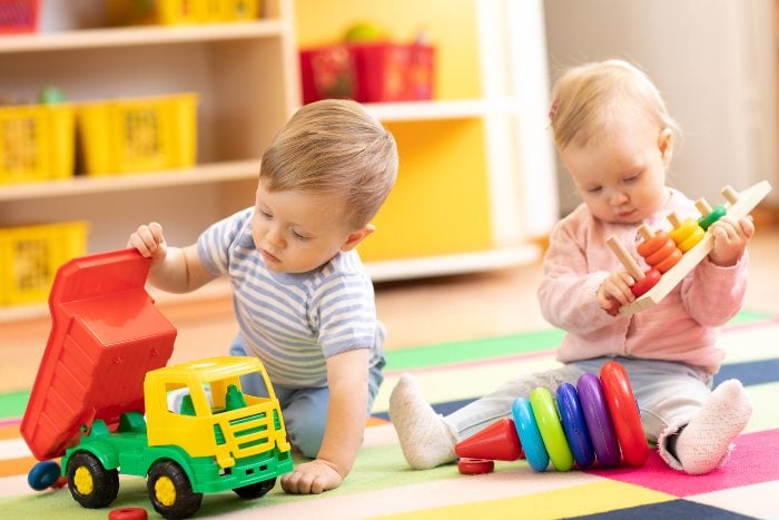 Enfants jouant côte à côte