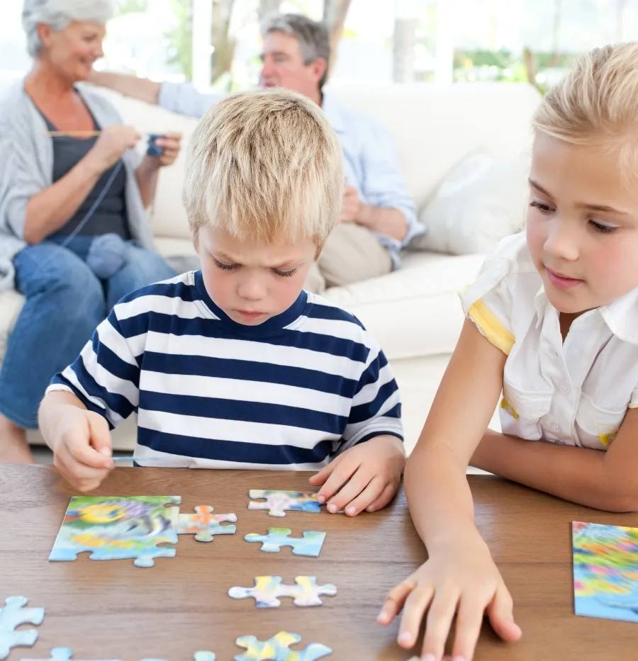 Niños haciendo un rompecabezas juntos